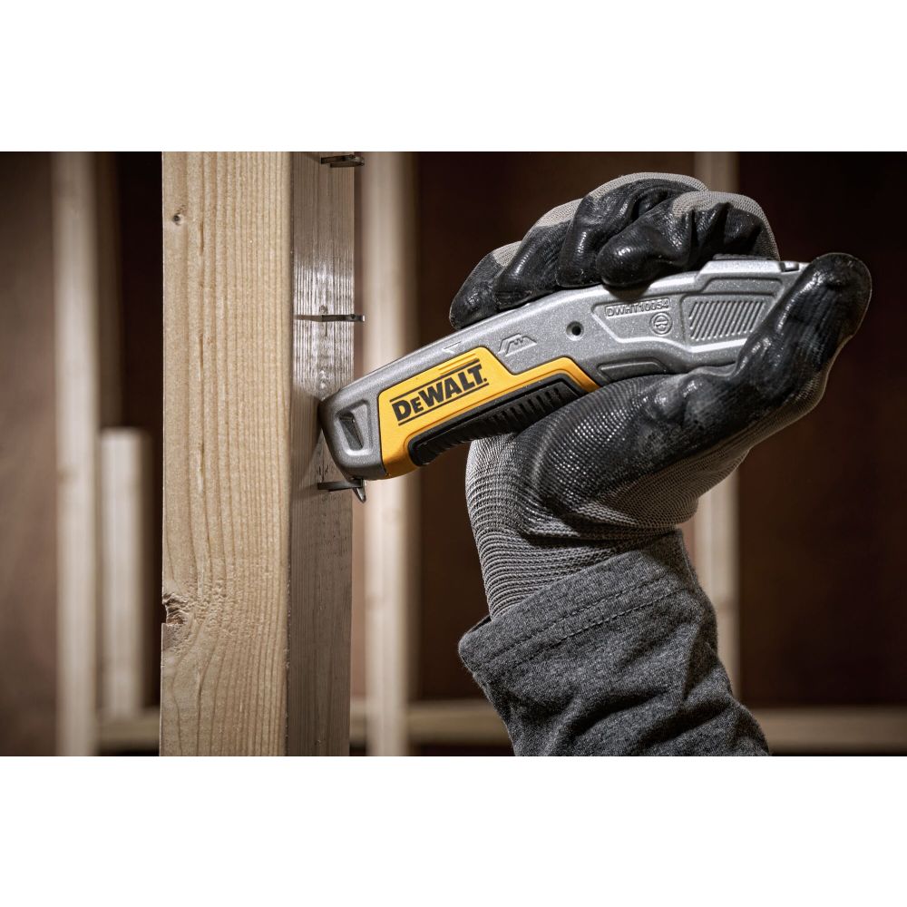 Нож DEWALT DWHT10054-0, с выдвижным лезвием