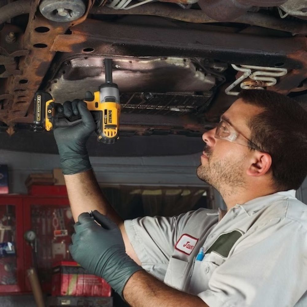 Аккумуляторный гайковерт DEWALT 12 B, 130 Нм, 2450 об/мин, без АКБ и ЗУ, DCF813NT