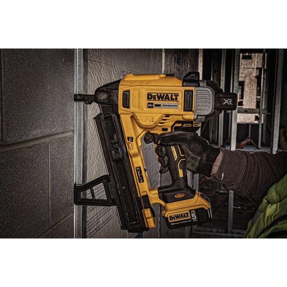 Аккумуляторный гвоздезабивной пистолет DEWALT DCN890P1, 18 В, с АКБ 5 Ач и ЗУ (DCN890P1N-XJ)