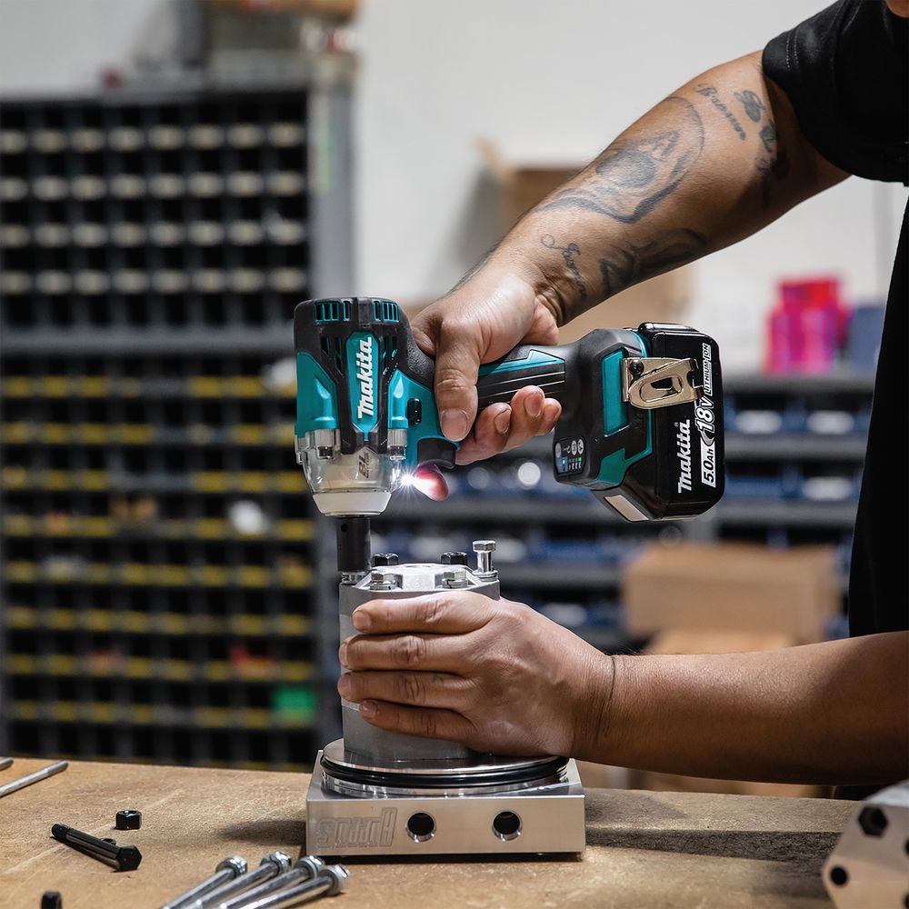 Аккумуляторный ударный гайковерт Makita DTW302Z, 18 В, 300 Нм, 4000 уд/мин, без АКБ и ЗУ