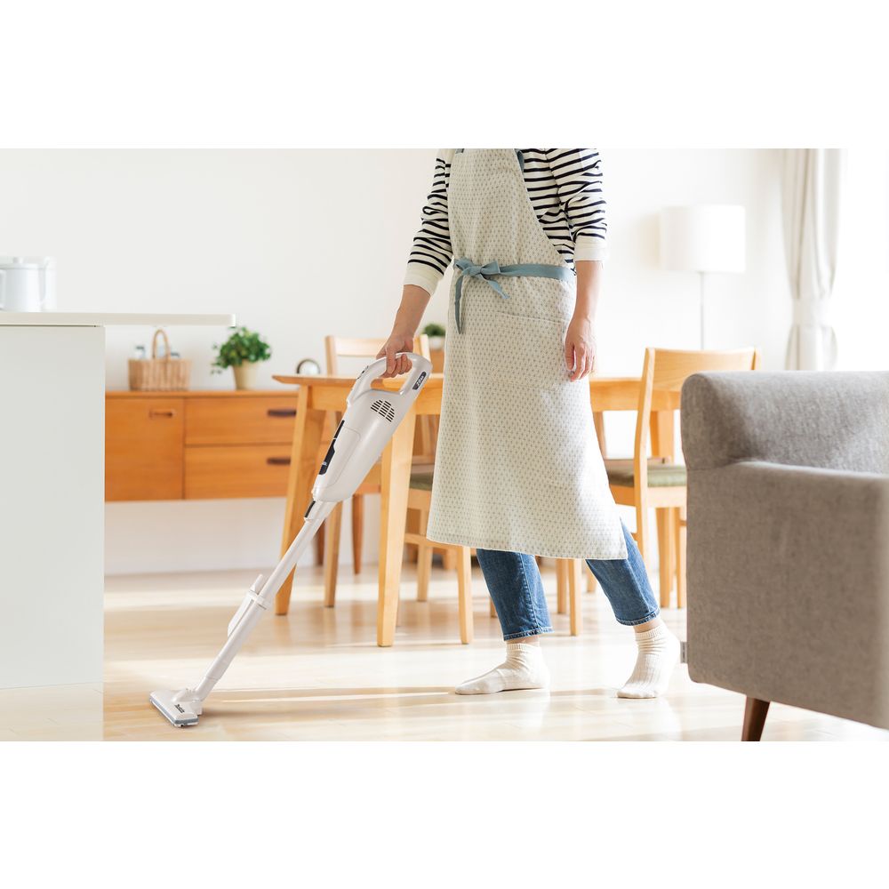 Набор аккумуляторный Makita: цепная пила DUC302RF2, 2х18 В, 30 см, с 2 АКБ 3 Ач и ЗУ + пылесос CL114FDWI, 12 В, со встроенной АКБ 2 Ач и ЗУ, PT1057