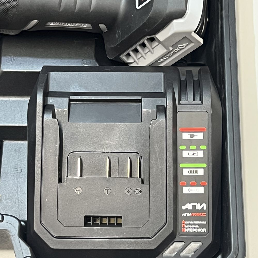 Аккумуляторная угловая шлифмашина ИНТЕРСКОЛ УШМ-125/36ВМЭ, 36 В, 125 мм, 8500 об/мин, c 2 АКБ 2 Ач и ЗУ в кейсе (УЦЕНЕННЫЙ ТОВАР) (956.2.2.70/U)