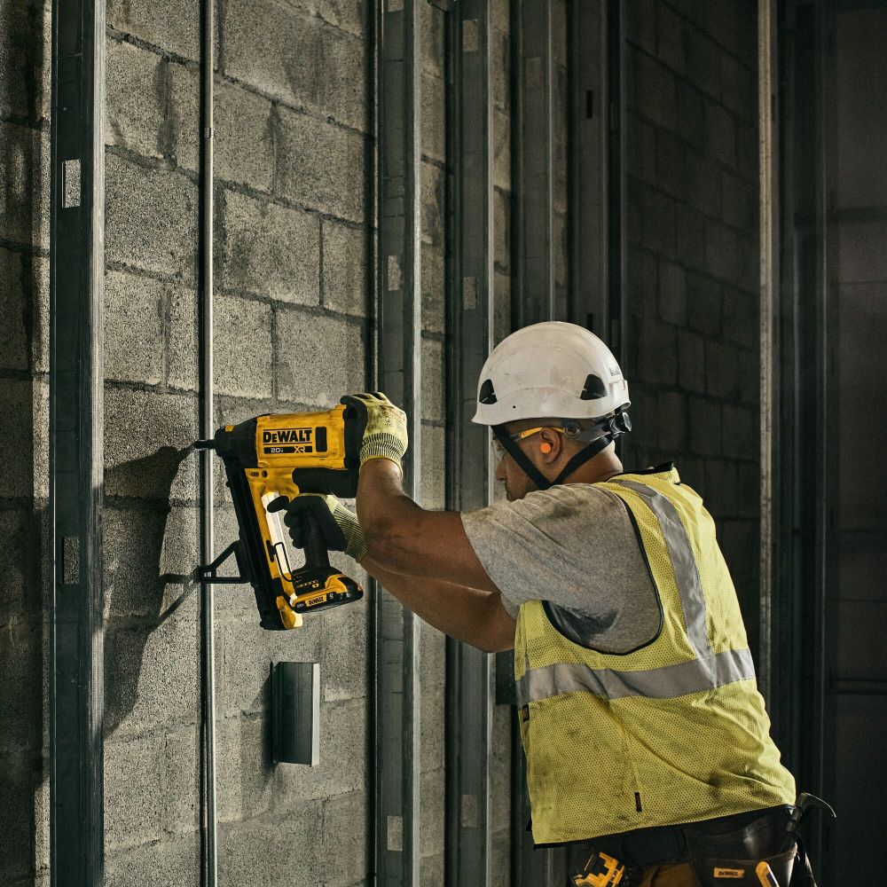 Аккумуляторный гвоздезабивной пистолет DEWALT DGN845N, 18 В, 100 Дж, без АКБ и ЗУ, в кейсе (DGN845N-XJ)