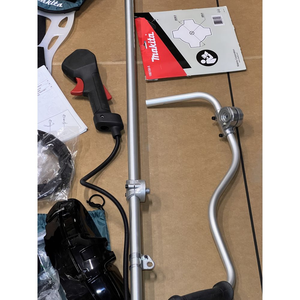 Аккумуляторный триммер Makita UR002GZ05, 40 В, 6500 об/мин, без АКБ и ЗУ (УЦЕНЕННЫЙ ТОВАР) (UR002GZ05/U)