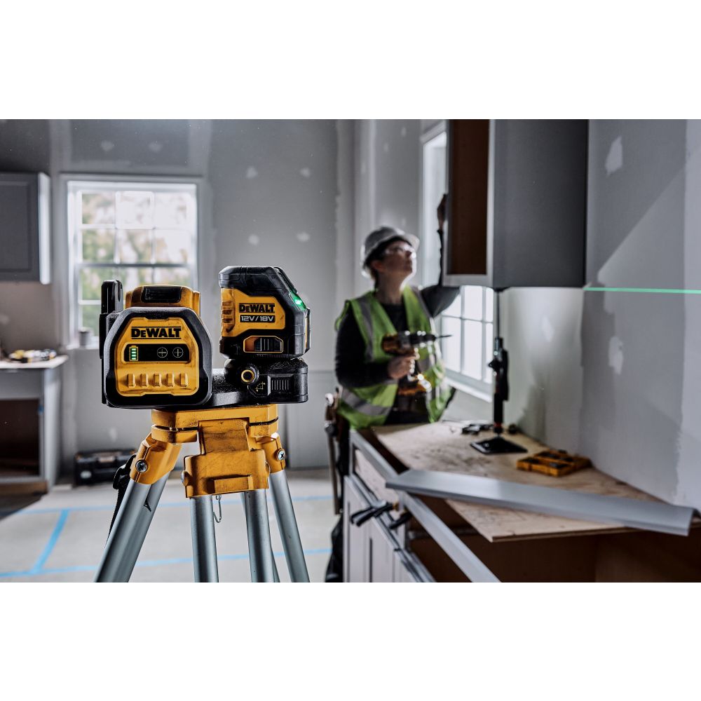 Аккумуляторный лазерный построитель плоскостей DEWALT DCE088NG18, 12/18 В, зеленый луч, 30 м, без АКБ и ЗУ, в кейсе TSTAK
