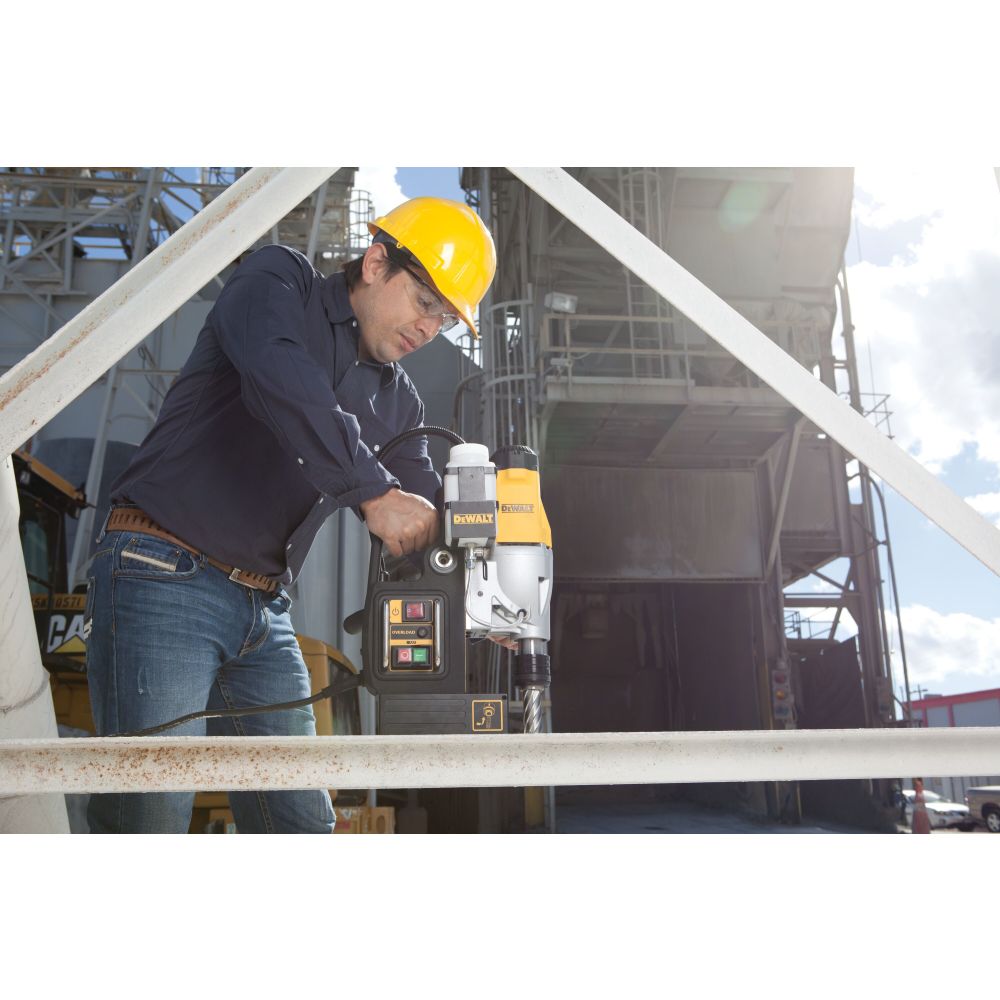 Сверлильный станок на магнитной подошве DEWALT DWE1622K, 1200 Вт, 450 об/мин, в кейсе (DWE1622K-QS)