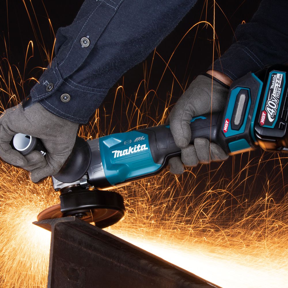 Аккумуляторная угловая шлифмашина Makita GA013GU101, 40 В, 125 мм, 8500 об/мин, с АКБ 4 Ач и ЗУ, в кейсе MakPac