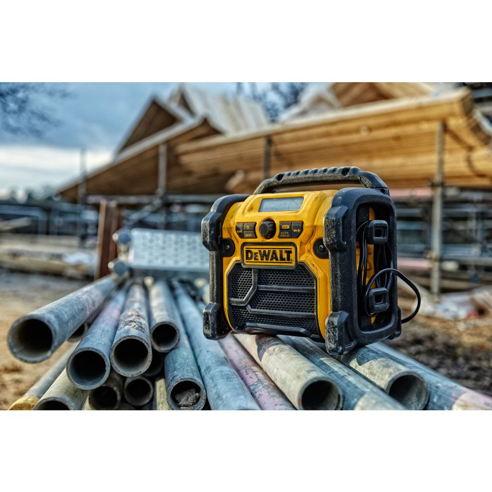 Аккумуляторный радиоприемник DEWALT DCR020, 12/18 В, с возможностью работы от сети, 10 Вт, без АКБ и ЗУ (DCR020-QW)