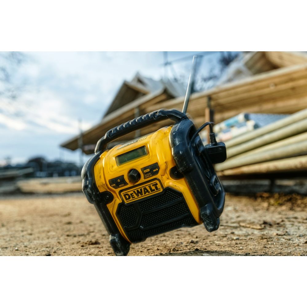 Аккумуляторный радиоприемник DEWALT DCR020, 12/18 В, с возможностью работы от сети, 10 Вт, без АКБ и ЗУ (DCR020-QW)