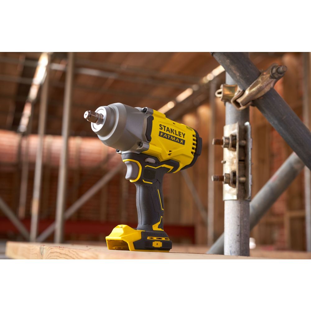 Аккумуляторный гайковерт STANLEY SFMCF940M1, 950 Нм, 2600 уд/мин, с АКБ 4 Ач и ЗУ, в сумке (SFMCF940M1-QW)