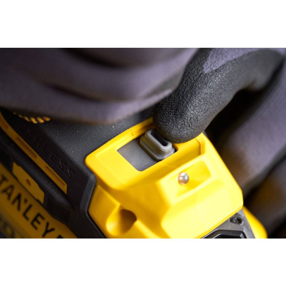 Аккумуляторный гайковерт STANLEY SFMCF940M1, 950 Нм, 2600 уд/мин, с АКБ 4 Ач и ЗУ, в сумке (SFMCF940M1-QW)