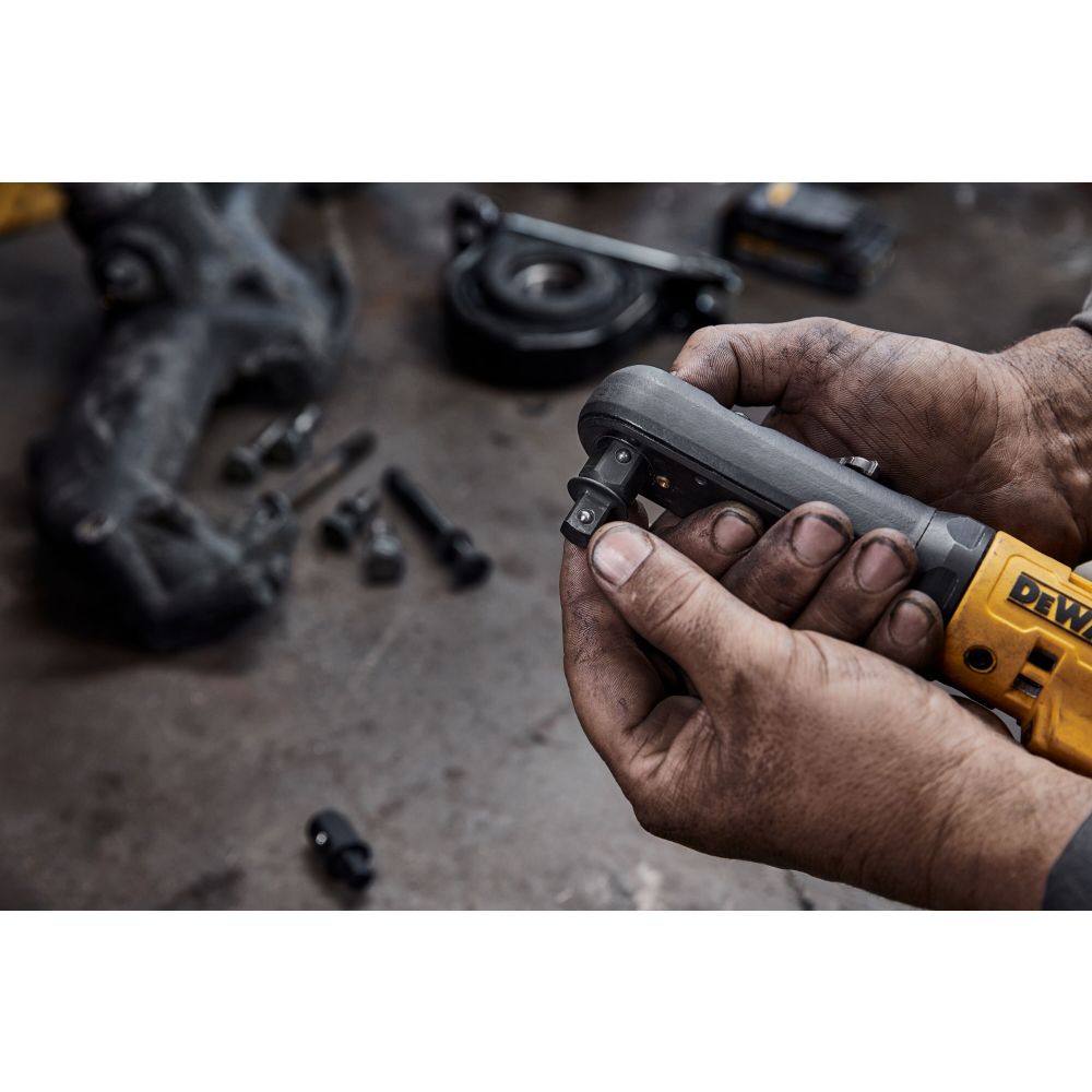 Аккумуляторный угловой гайковерт DEWALT DCF510E2G, с трещоткой, 18 В, 102 Нм, 300 об/мин, с 2 АКБ 1.7 Ач и ЗУ, в чехле (DCF510E2G-QW)