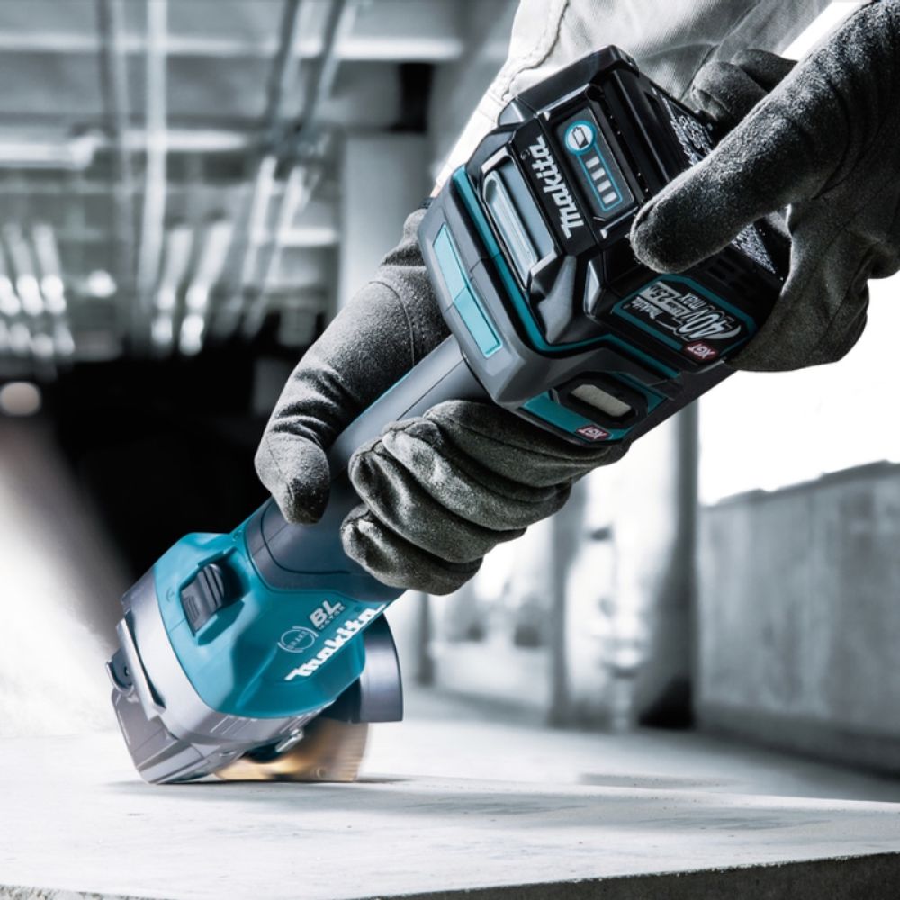Аккумуляторный набор Makita, 40 В: угловая шлифмашина GA004 + фрезер RT001, с 2 АКБ 4 Ач и ЗУ, в 2 кейсах MakPac