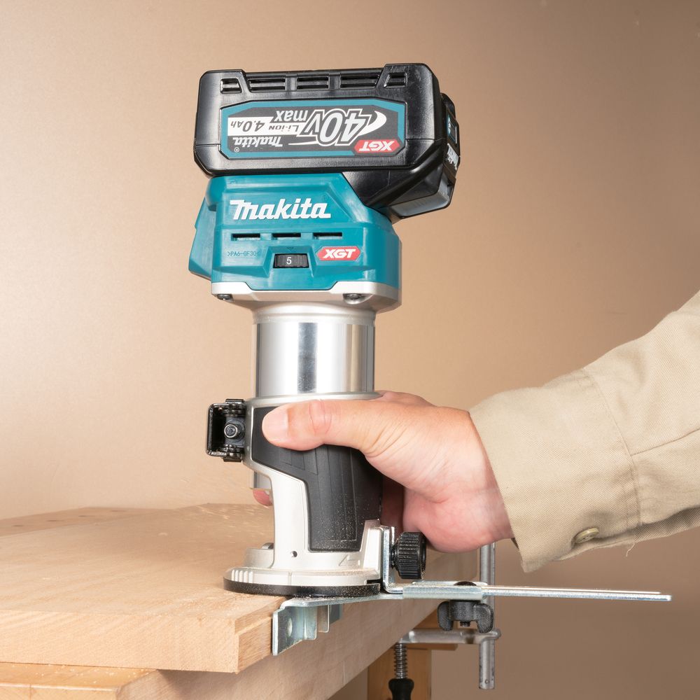 Аккумуляторный набор Makita, 40 В: угловая шлифмашина GA004 + фрезер RT001, с 2 АКБ 4 Ач и ЗУ, в 2 кейсах MakPac