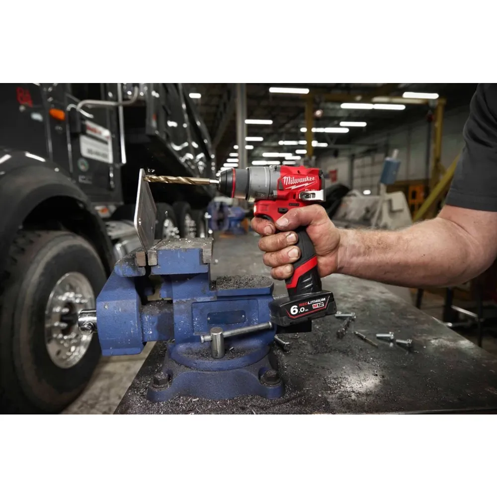 Аккумуляторная дрель-шуруповерт Milwaukee M12 FDD2-202X 4933479873, 1550 об/мин, c 2 АКБ 2 Ач и ЗУ, в кейсе