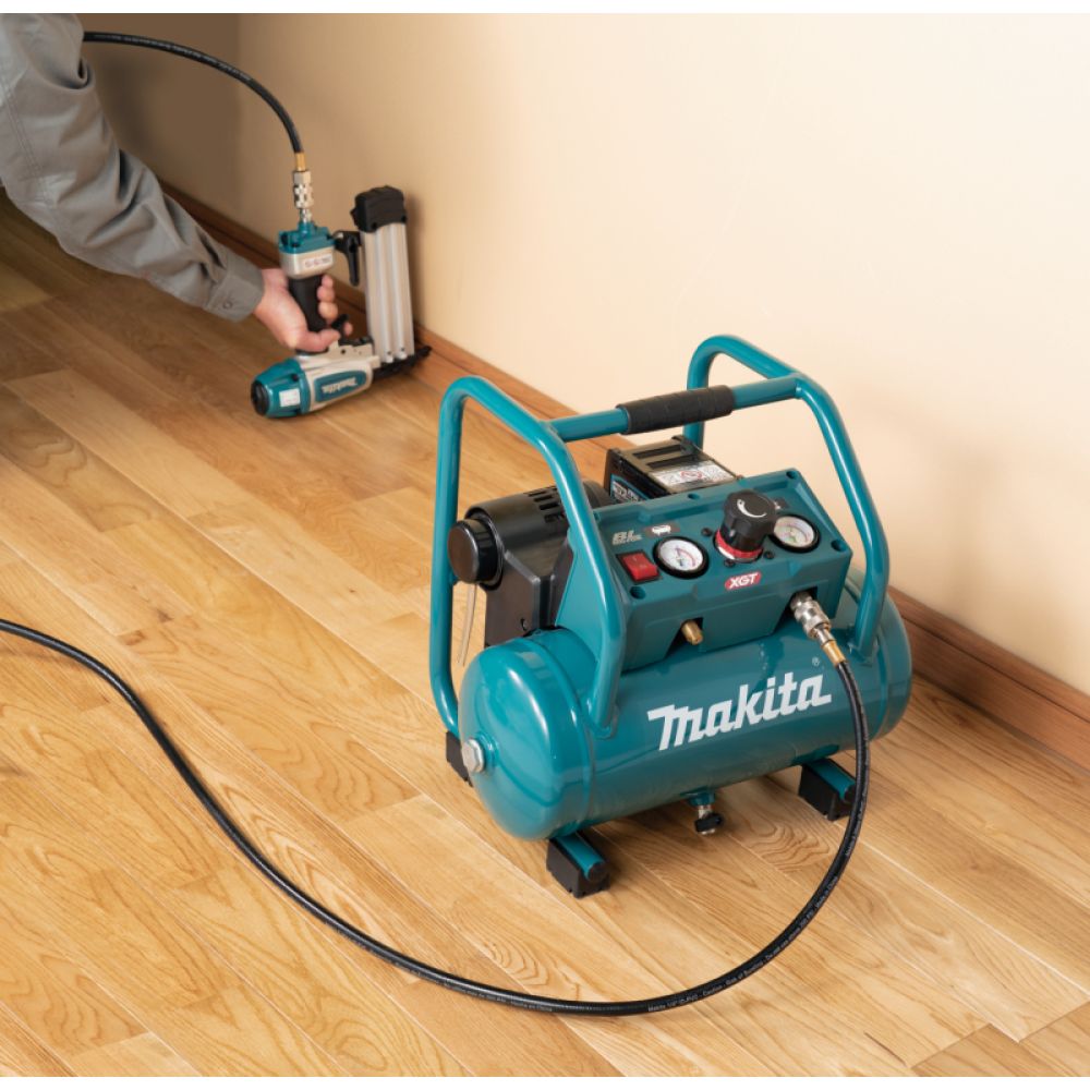 Аккумуляторный компрессор Makita AC001GZ, 40 В, 9.3 бар, 34 л/мин