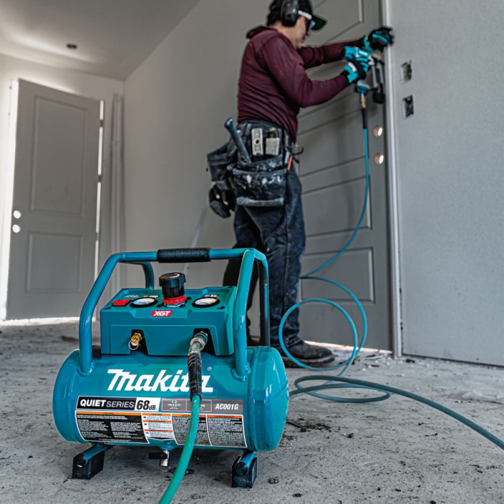 Аккумуляторный компрессор Makita AC001GZ, 40 В, 9.3 бар, 34 л/мин
