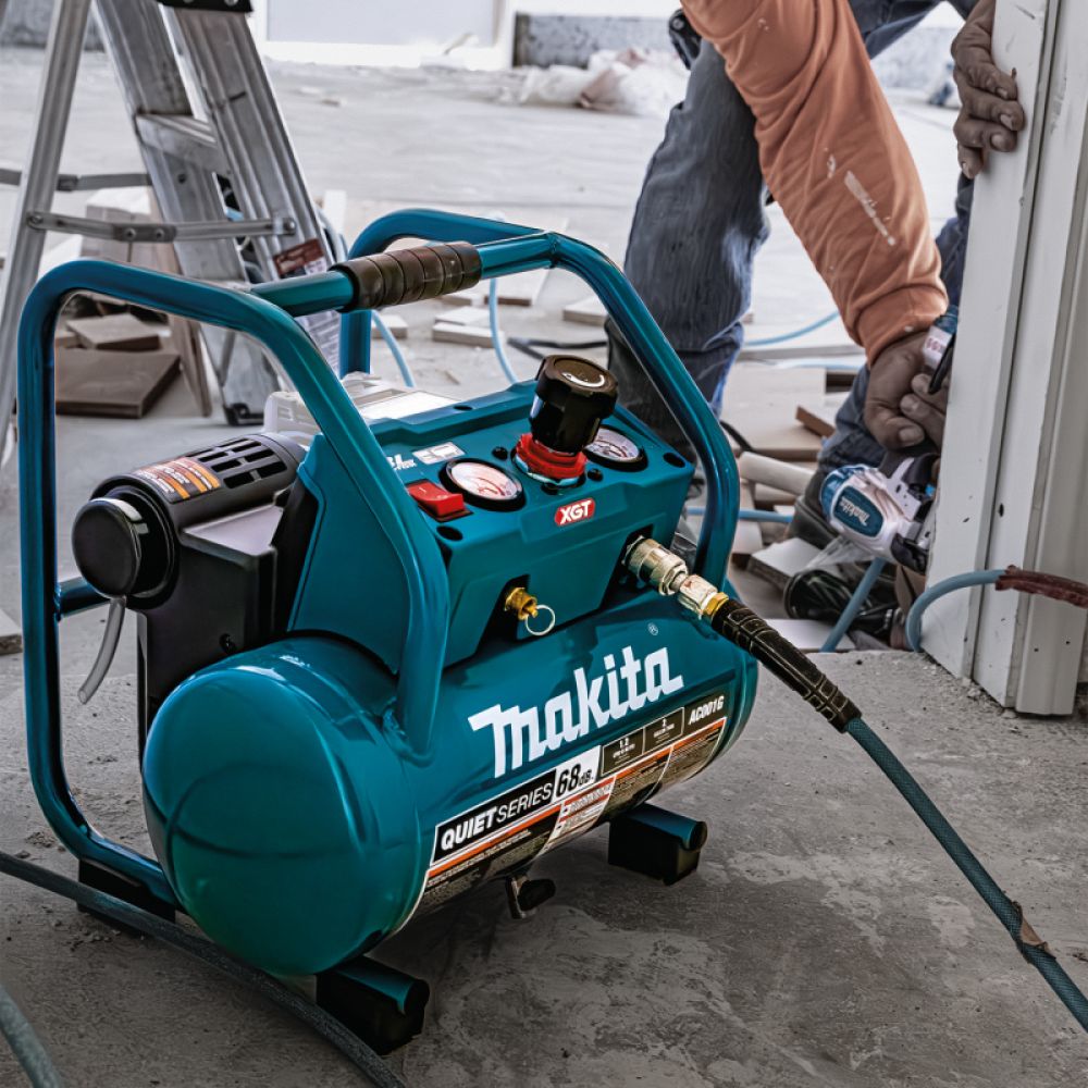 Аккумуляторный компрессор Makita AC001GZ, 40 В, 9.3 бар, 34 л/мин