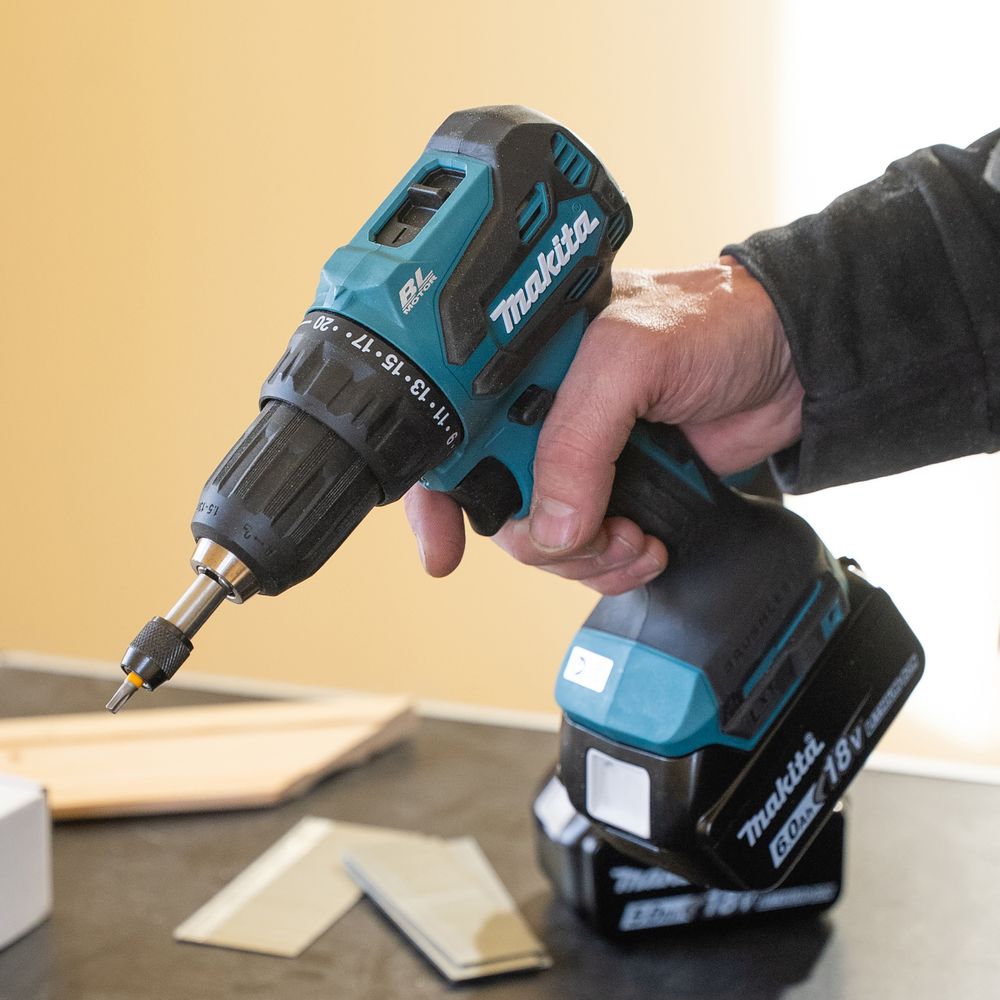 Аккумуляторная ударная дрель-шуруповерт Makita DHP490F005, 18 В, 1900 об/мин, 28500 уд/мин, с АКБ 3 Ач и ЗУ, в кейсе MakPac
