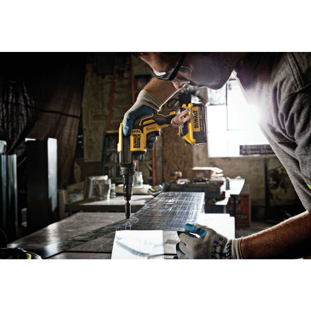 Аккумуляторный шуруповерт DEWALT DCF622P1, 18 В, 34 Нм, 2000 об/мин, с АКБ 5 Ач и ЗУ (DCF622P1N-XJ)