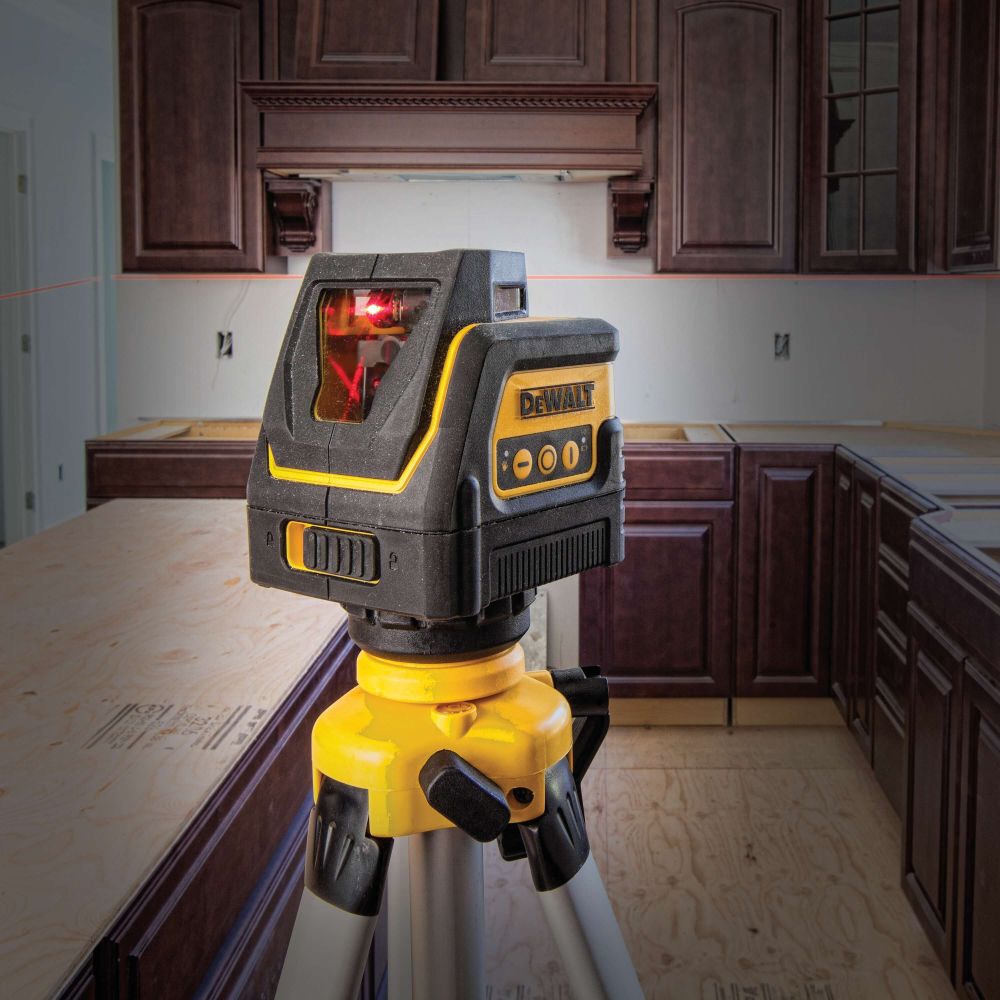 Лазерный нивелир DEWALT DW0811, на батарейках, красный луч, 30 м, в кейсе (DW0811-XJ)