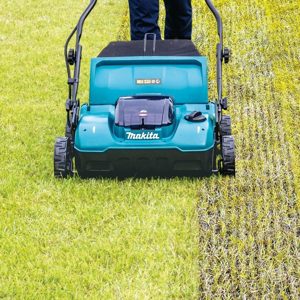 Аккумуляторный скарификатор-аэратор Makita, 40 В, 38 см, 50 л, 3200 об/мин, c 2 АКБ 4 Ач и ЗУ, UV001GM201