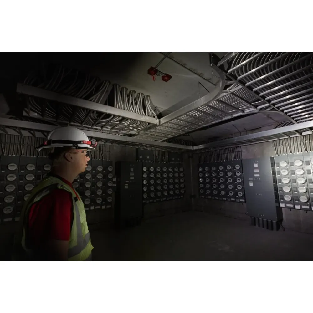 Аккумуляторный фонарь налобный Milwaukee L4 HL2-301 4933479963, с АКБ 3 Ач