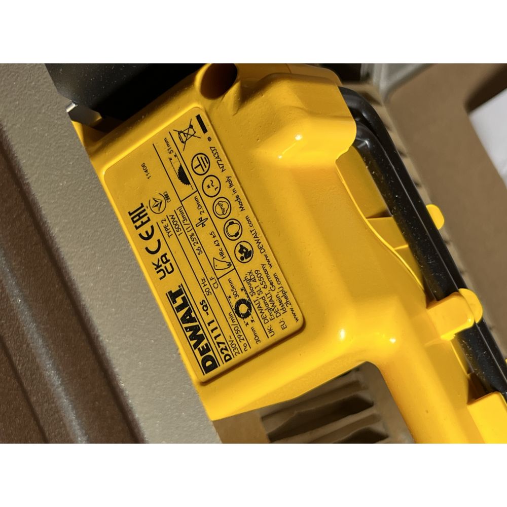 Комбинированная торцовочная пила DEWALT D27111, 1500 Вт, 305 мм, 2950 об/мин, (УЦЕНЕННЫЙ ТОВАР) (D27111-QS/U1)