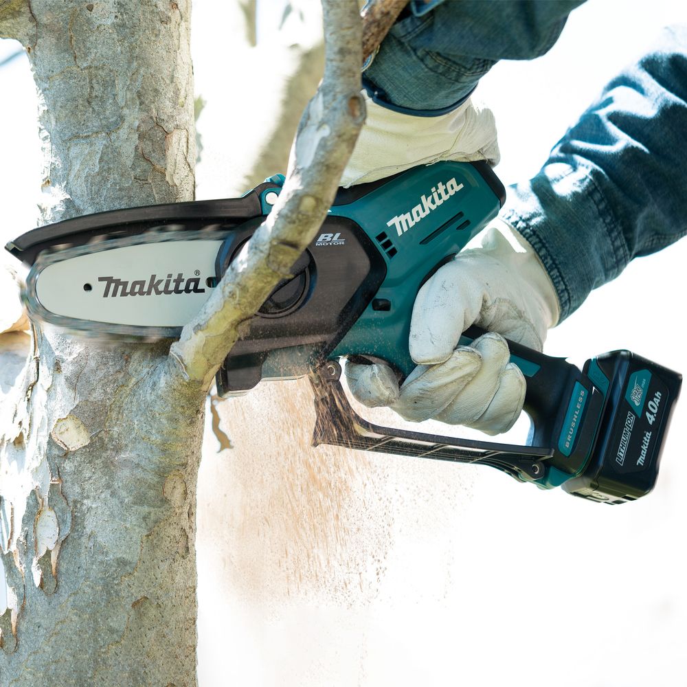 Аккумуляторный набор садовой техники Makita, 12 В: цепная пила UC100 + кусторез UH201, с АКБ 2 Ач и ЗУ