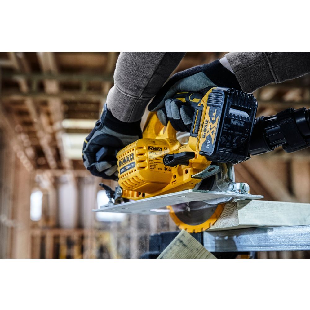 Аккумуляторная дисковая пила DEWALT DCS570P1, 18 В, 184 мм, 5500 об/мин, с АКБ 5 Ач и ЗУ, в сумке (DCS570P1-QW)