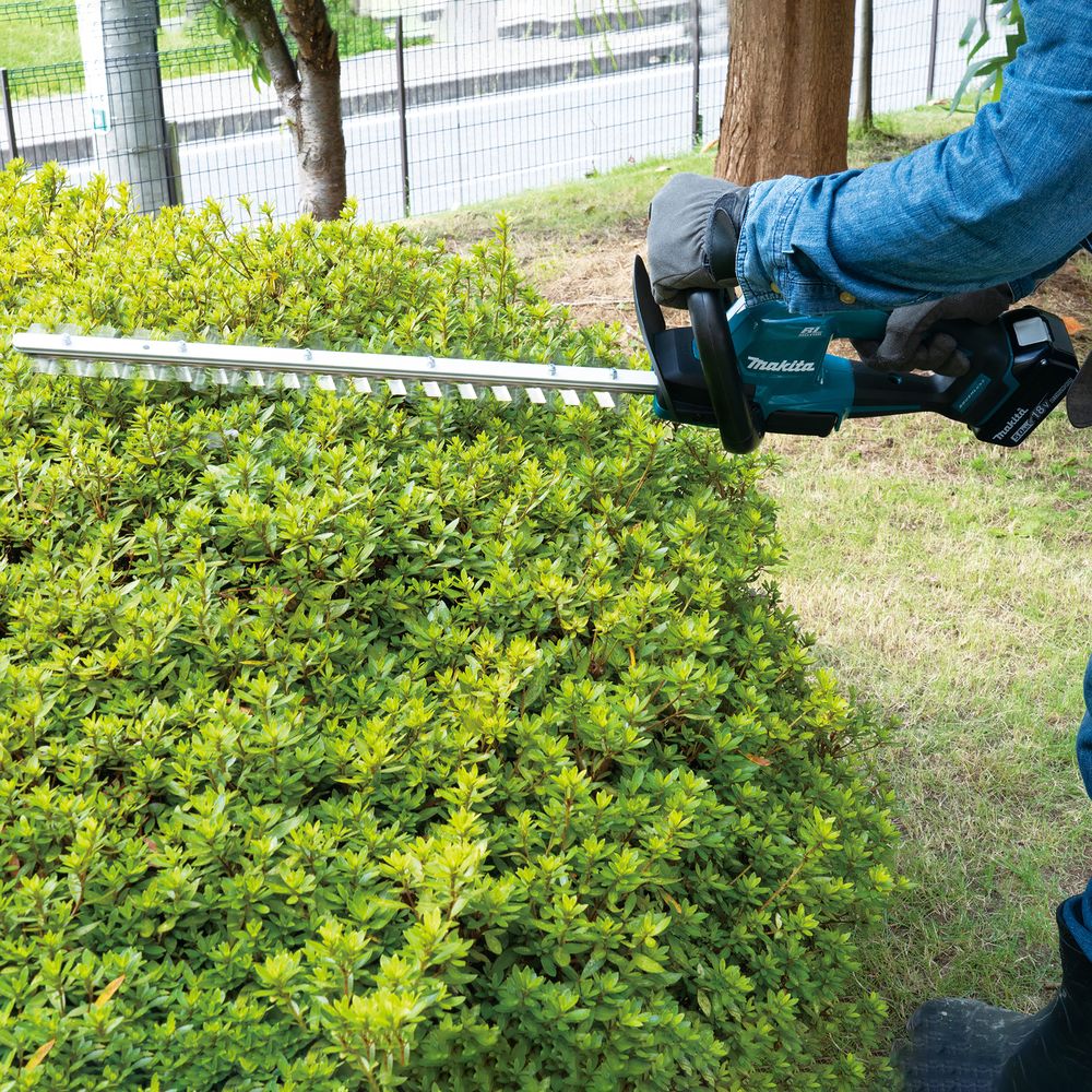 Аккумуляторный набор садовой техники Makita, 18 В: кусторез DUH506 + садовые ножницы DUM604, с АКБ 1.5 Ач и ЗУ