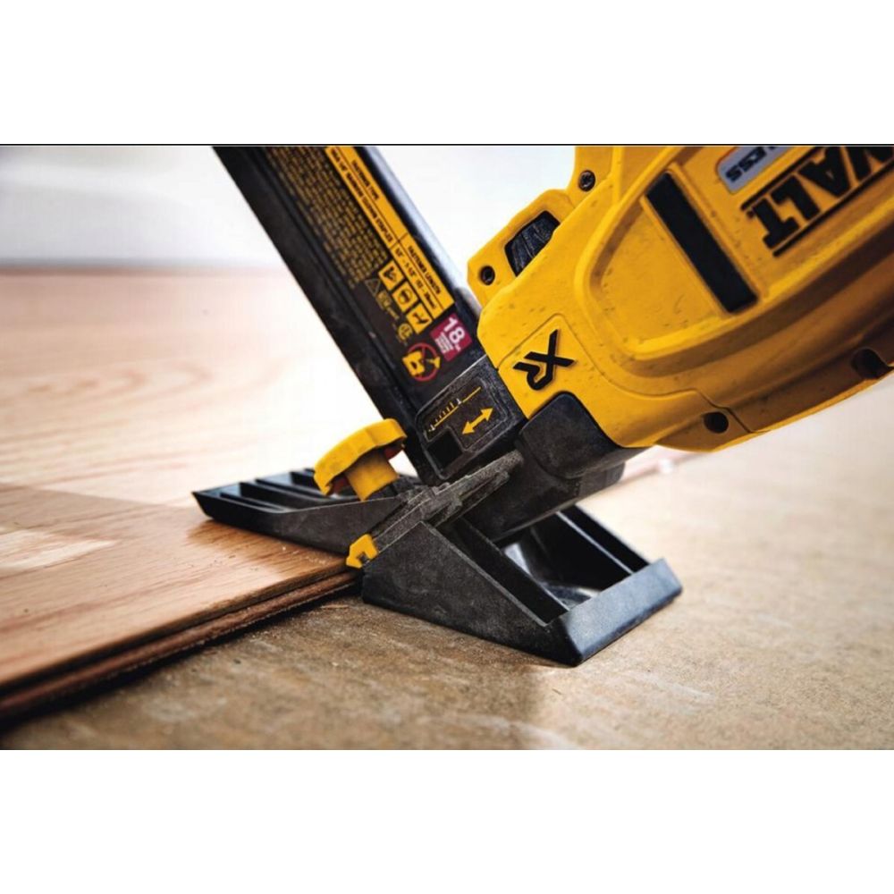 Аккумуляторный скобозабивной пистолет DEWALT DCN682N, 18 В, без АКБ и ЗУ (DCN682N-XJ)