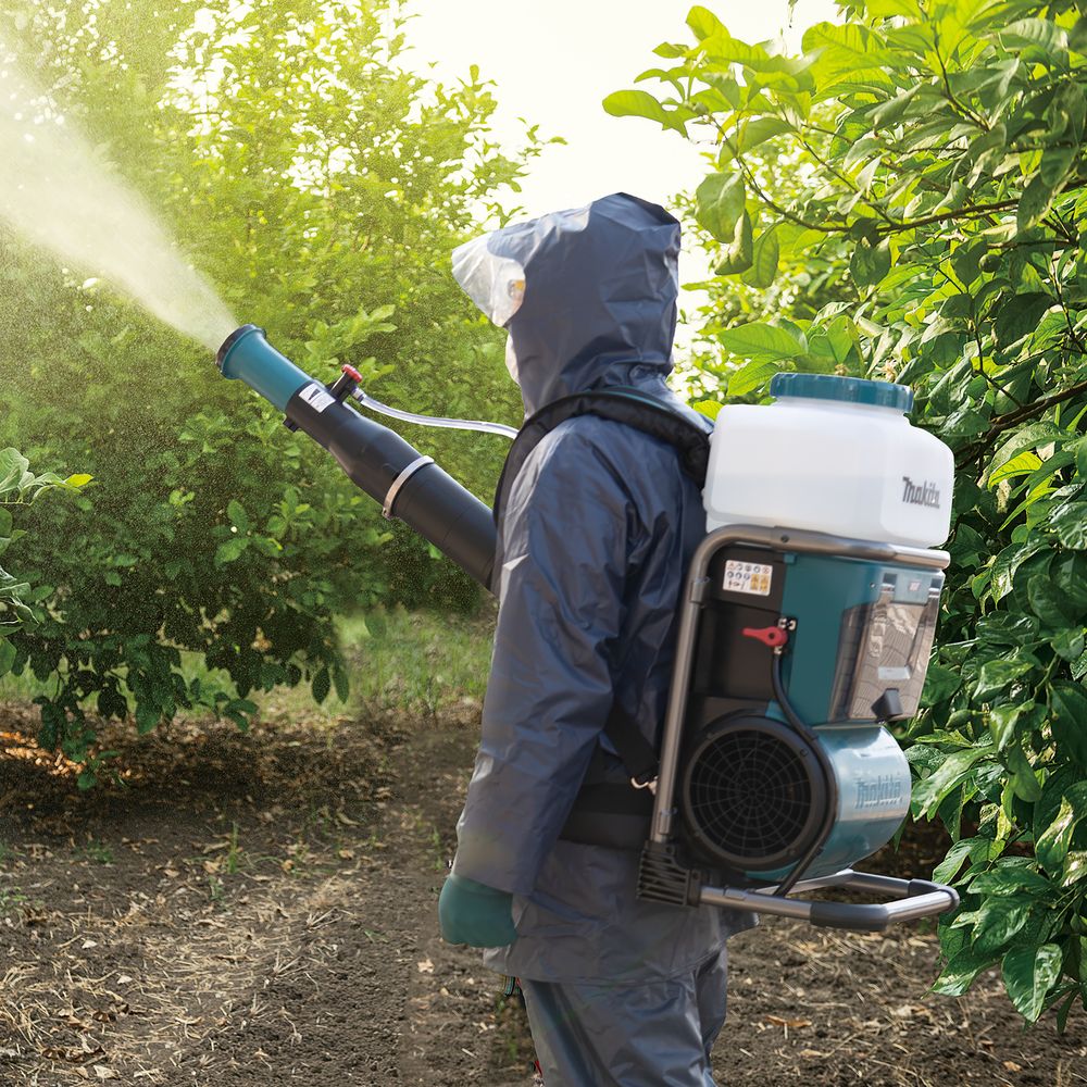 Аккумуляторный ранцевый опрыскиватель Makita PM001GT202, 40 В, 15 л, 14,3 м³/мин, с 2 АКБ 5 Ач и ЗУ