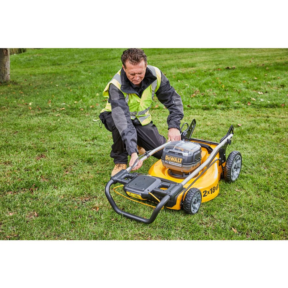 Аккумуляторная газонокосилка DEWALT DCMW564P2, 2х18 В, 3300 об/мин, 55 л, с 2 АКБ 5 Ач и ЗУ (DCMW564P2-QW)