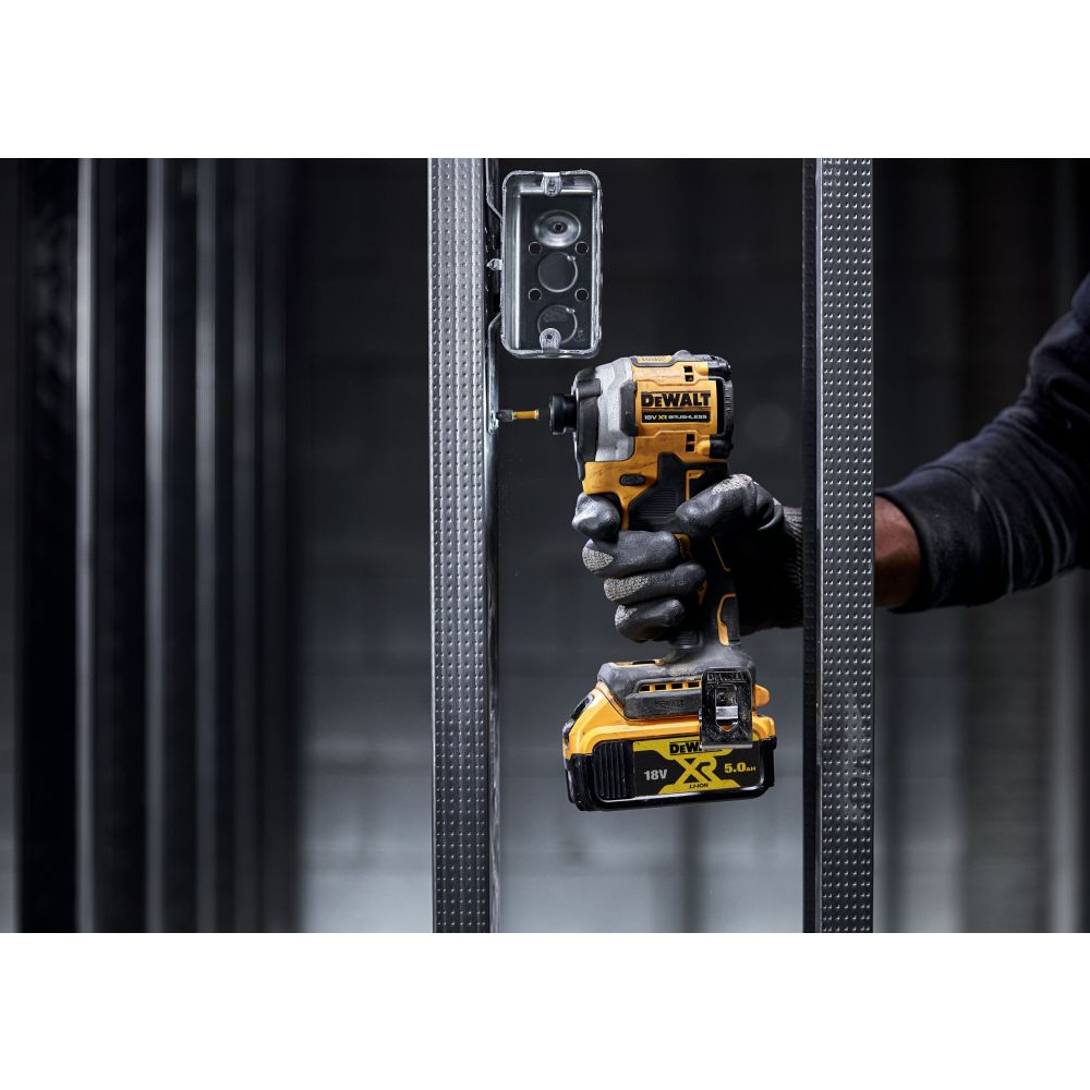 Аккумуляторный шуруповерт DEWALT DCF850P2T, 18 В, 206 Нм, 3800 уд/мин, с 2 АКБ 5 Ач и ЗУ, в кейсе TSTAK (DCF850P2DWST1-70703)