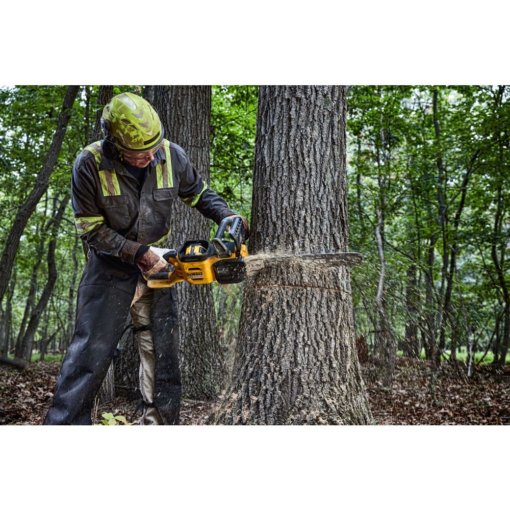 Аккумуляторный набор садовой техники DEWALT, 54 В: воздуходувка DCMBA572 + триммер DCM571 + цепная пила DCMCS575, с АКБ 3 Ач и ЗУ
