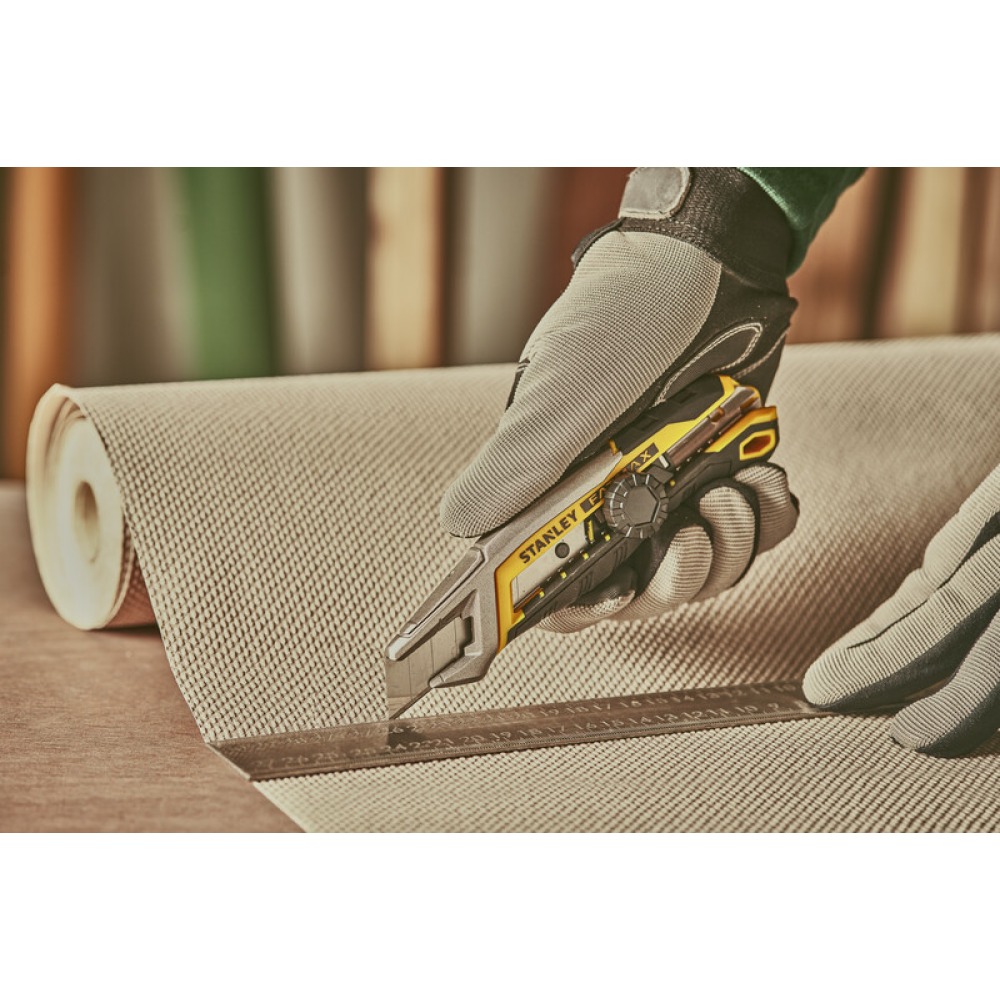 Нож FATMAX Integrated Snap Knife 18 мм с винтовым фиксатором STANLEY FMHT10592-0