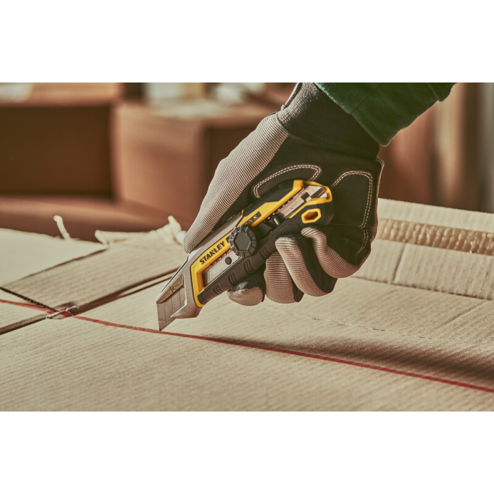 Нож FATMAX Integrated Snap Knife 18 мм с винтовым фиксатором STANLEY FMHT10592-0