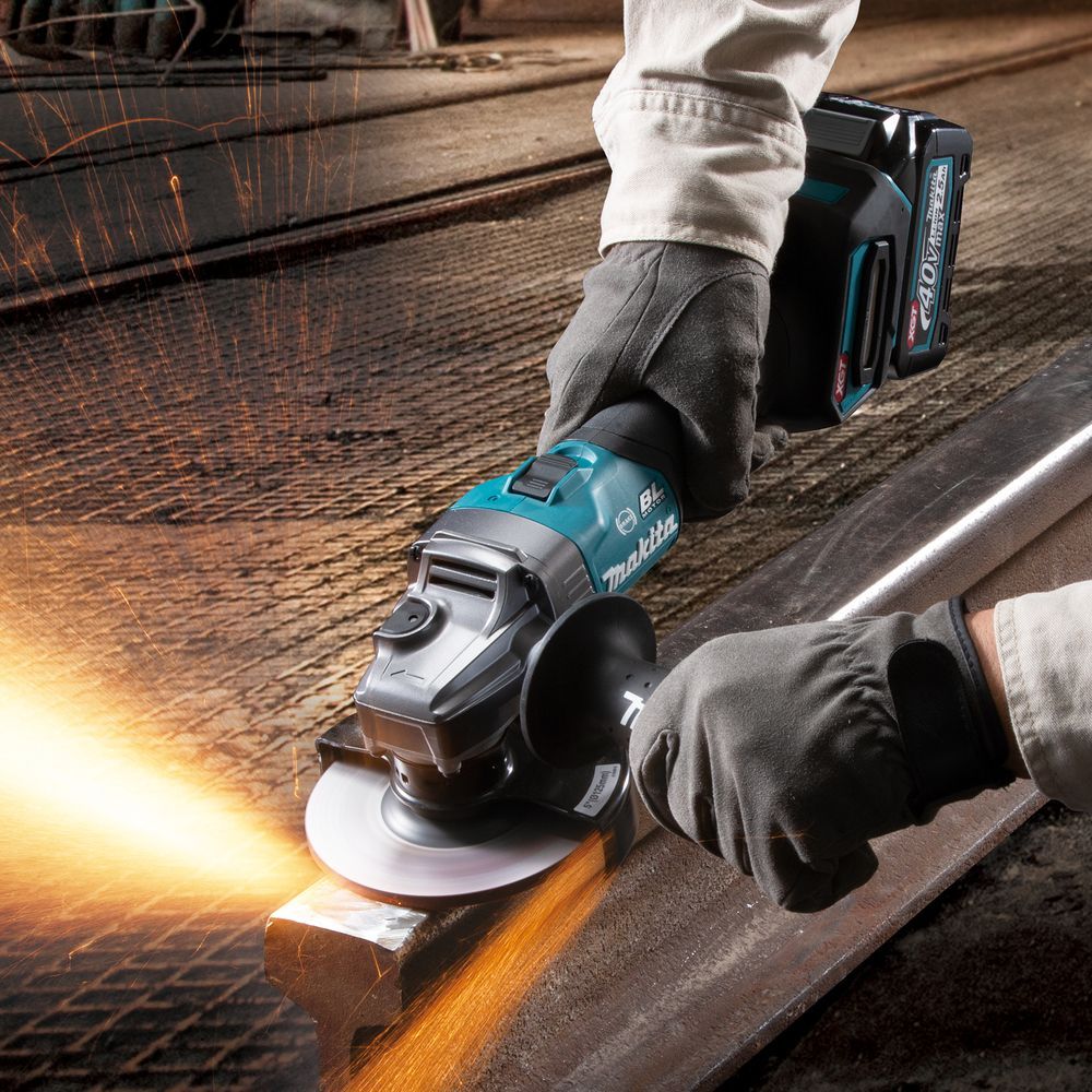 Аккумуляторный набор садовой техники Makita, 40 В: кусторез UH005 + угловая шлифмашина GA005, без АКБ и ЗУ