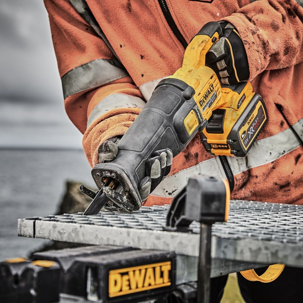 Аккумуляторная сабельная пила DEWALT DCS389T2, 54 В, 3000 ход/мин, 28.6 мм, с 2 АКБ 2 Ач и ЗУ, в кейсе TSTAK (DCS389T2-QW)