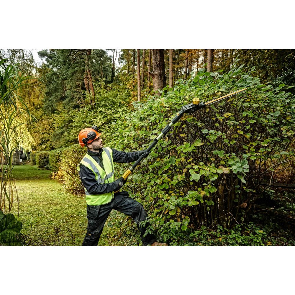 Аккумуляторный набор садовой техники DEWALT, 18 В: кусторез-высоторез DCMPH566 + триммер DCMST561, с АКБ 5 Ач и ЗУ
