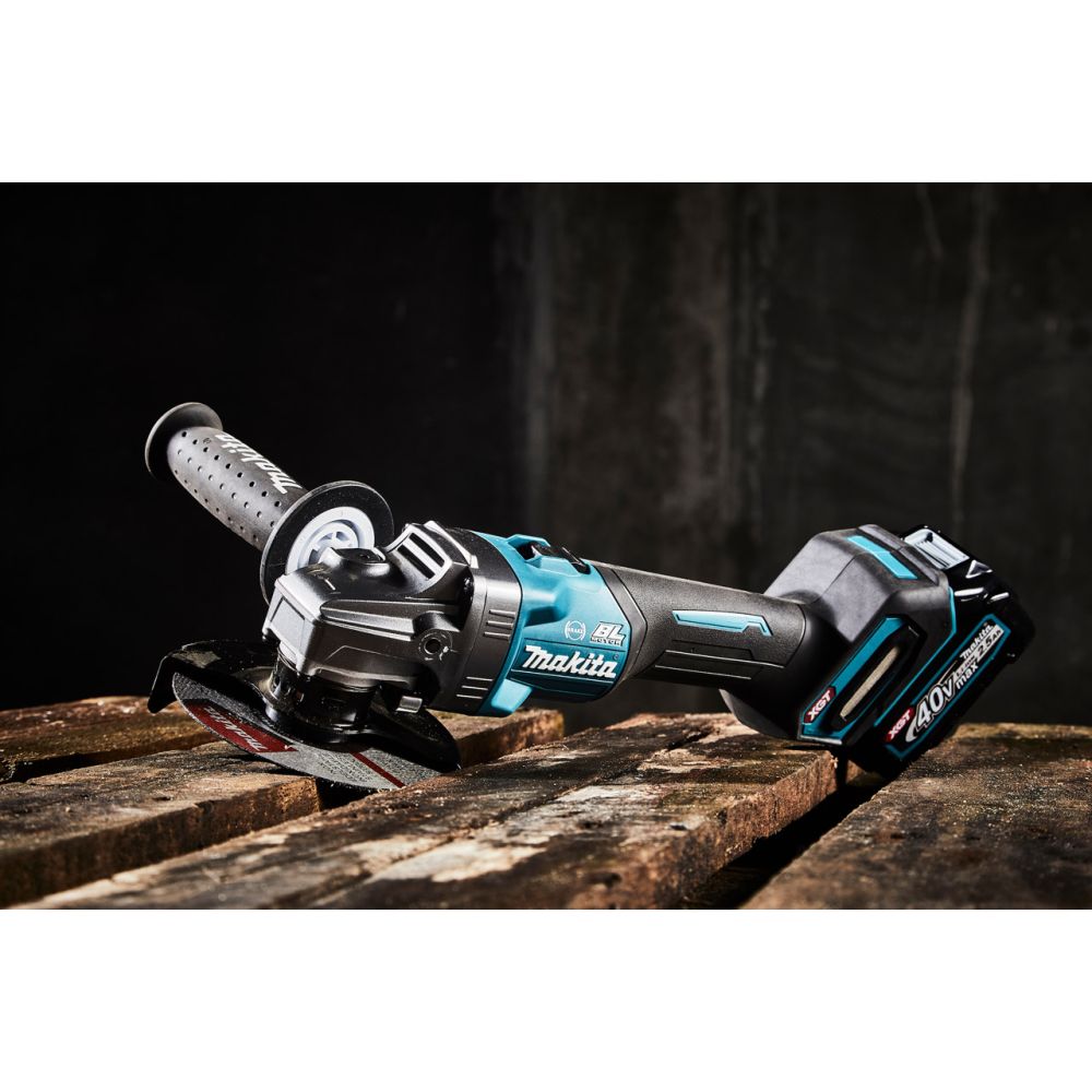 Аккумуляторная угловая шлифмашина Makita GA005GM201, 40 В, 125 мм, 8500 об/мин, с 2 АКБ 4 Ач и ЗУ, в кейсе