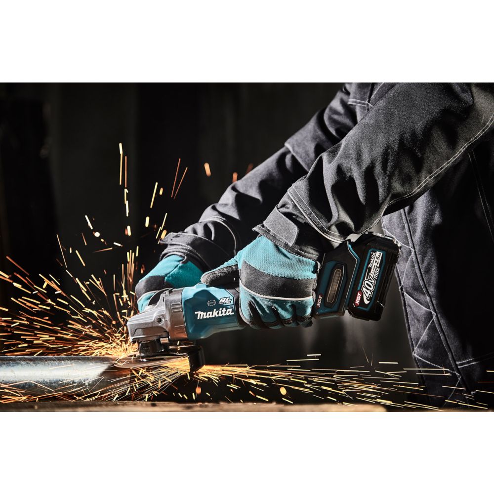 Аккумуляторная угловая шлифмашина Makita GA005GM201, 40 В, 125 мм, 8500 об/мин, с 2 АКБ 4 Ач и ЗУ, в кейсе