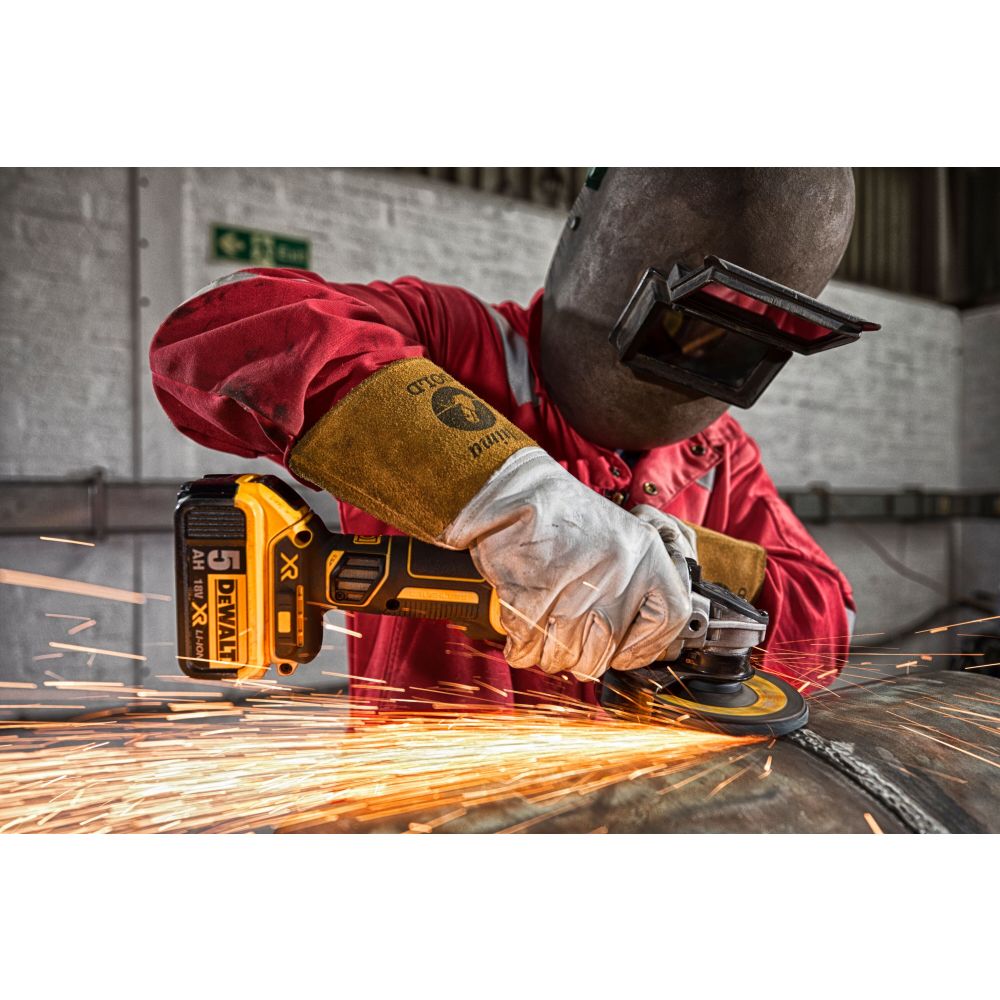 Аккумуляторная угловая шлифмашина DEWALT DCG405S2T, 18 В, 125 мм, 9000 об/мин, с 2 АКБ 3.5 Ач и ЗУ, в кейсе TSTAK (DCG405S2T-QW)