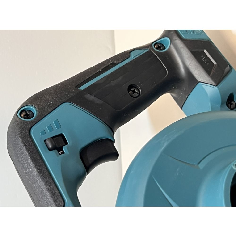 Аккумуляторная воздуходувка Makita UB100DZ, 12 В, 156 м³/ч, без АКБ и ЗУ (УЦЕНЕННЫЙ ТОВАР) (UB100DZ/U)