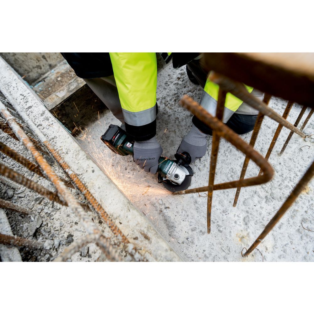 Аккумуляторная угловая шлифмашина Metabo W 18 L 9-125, 18 В, 125 мм, 8500 об/мин, с 2 АКБ 4 Ач и ЗУ, в кейсе metaBOX (602247510)
