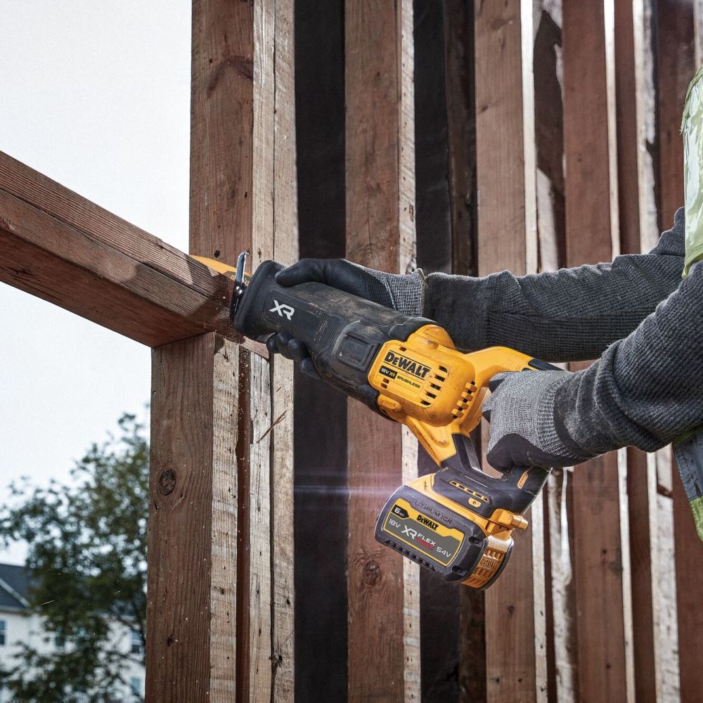 Аккумуляторная сабельная пила DEWALT DCS386H2T, 18/54 В, 3000 ход/мин, 28.6 мм, с 2 АКБ 5 Ач и ЗУ, в кейсе TSTAK (DCS386H2T-QW)