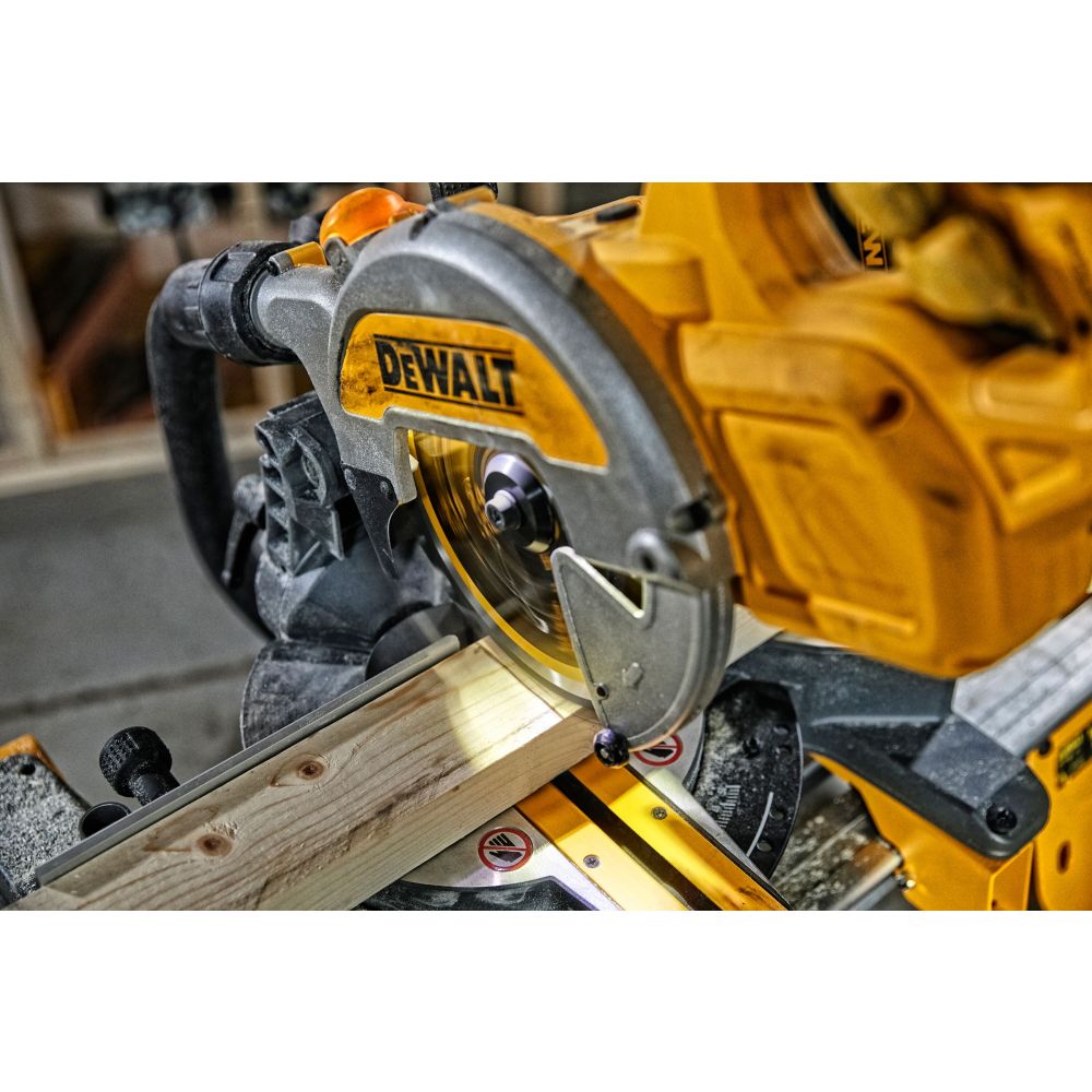 Аккумуляторная торцовочная пила DEWALT DCS777N, 54 В, 216 мм, 6300 об/мин, без АКБ и ЗУ (DCS777N-XJ)