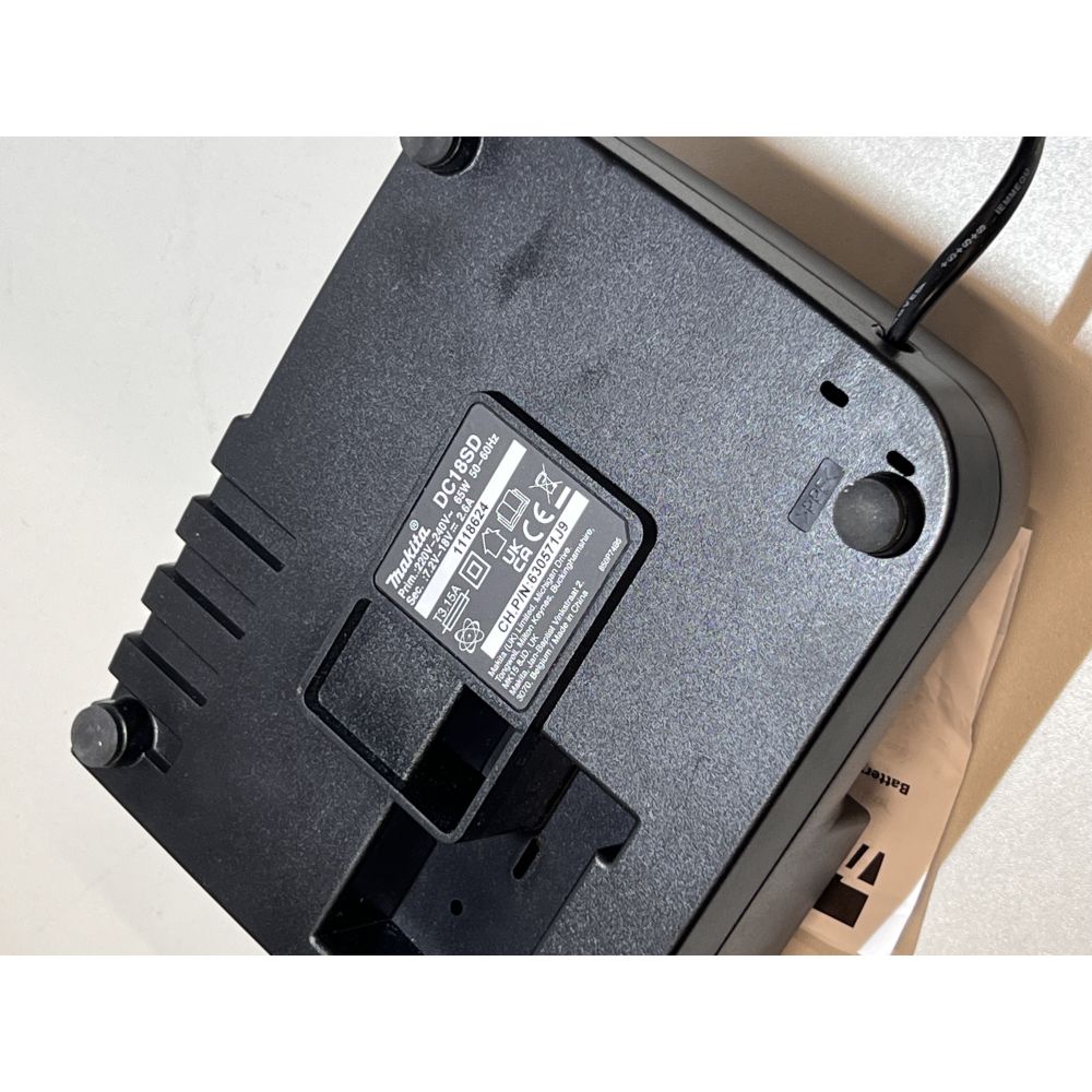 Зарядное устройство Makita DC18SD, 7.2-18 В, 2.6 А, (УЦЕНЕННЫЙ ТОВАР) (630881-4/U)