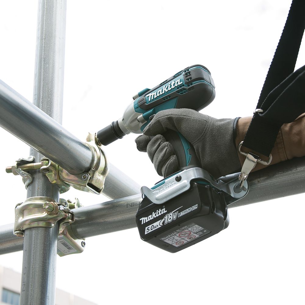 Аккумуляторный гайковерт Makita DTW190RME, 18 В, 190 Нм, 3000 уд/мин, с 2 АКБ 4 Ач и ЗУ, в кейсе